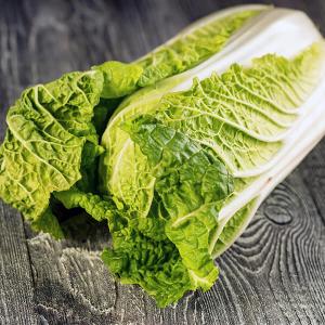 Chinakohl auf Holztisch