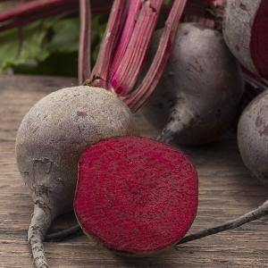 Halbierte Rote Beete auf Holztisch